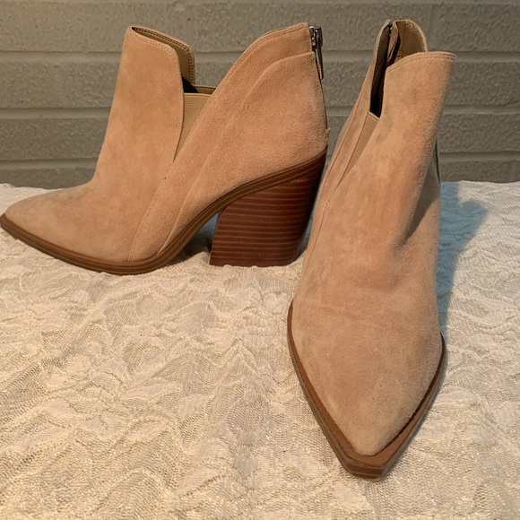 Vince Camuto Shoes - Vince Camuto Women's Gradina Stacked Heel Bootie Ankle Boot EUC Size 8.5